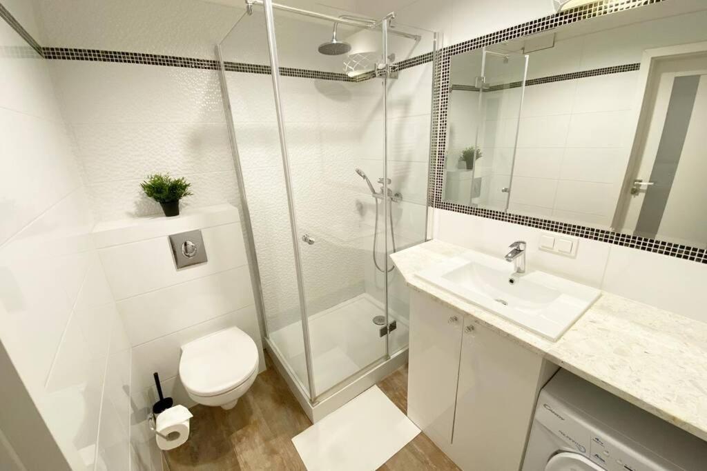 Exclusive 2Br! Apartment Near City Center +Netflix Varsóvia Exterior foto